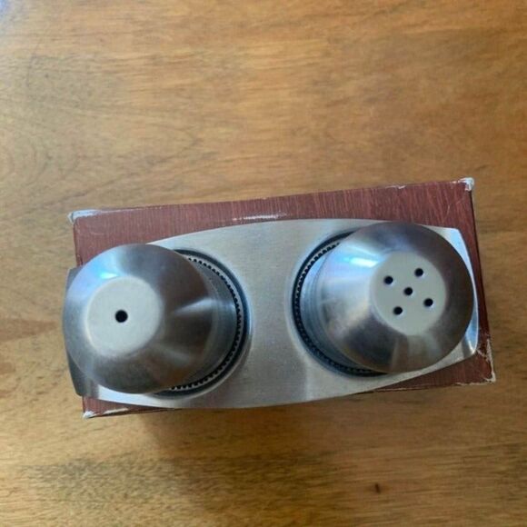 Mid century salt & pepper shakers - Picture 2 of 7